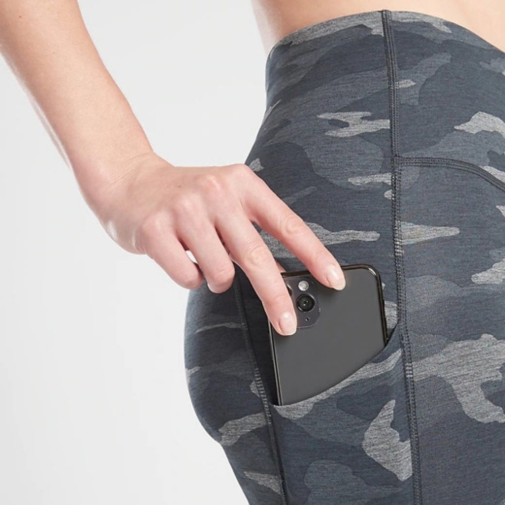 Athleta Ultimate Stash Pocket Camo 7/8 Tight size 3X - Picture 2 of 4